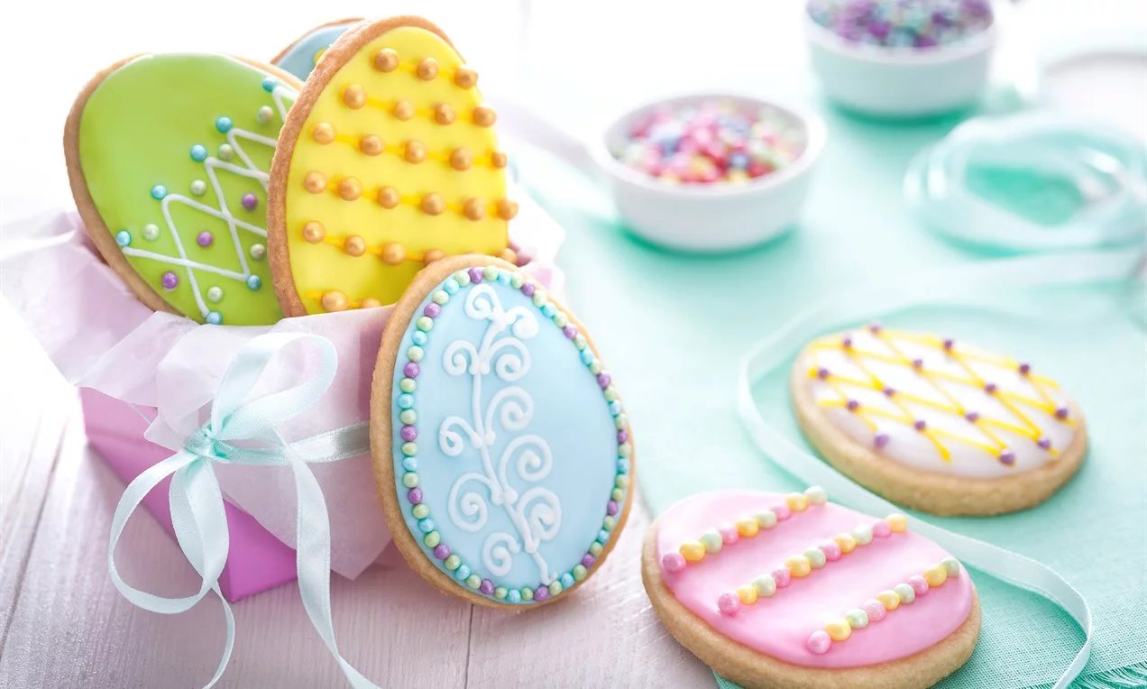 Biscuits colorés en forme d'œufs de Pâques