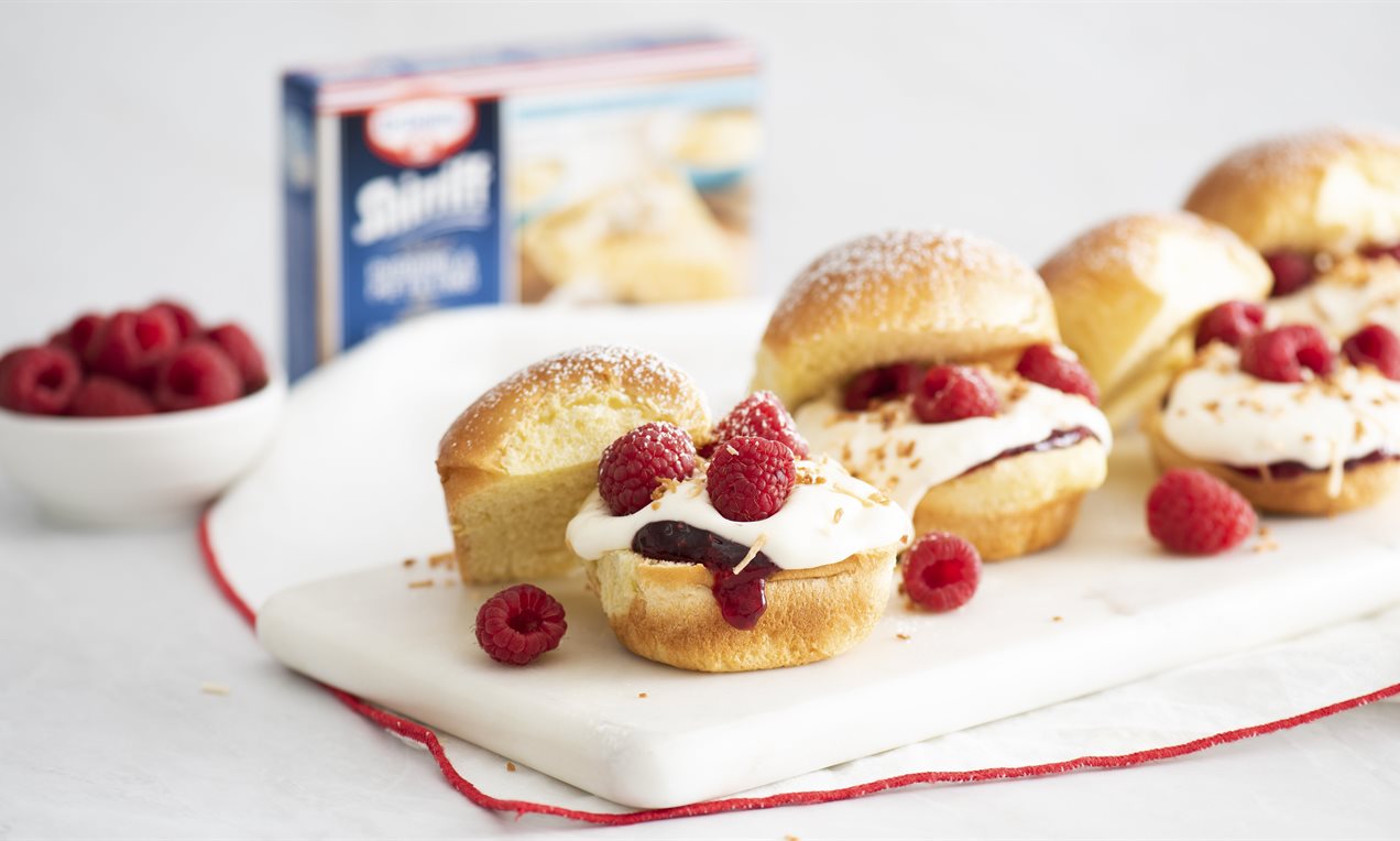 Mini-pains briochés à la noix de coco et framboises faciles
